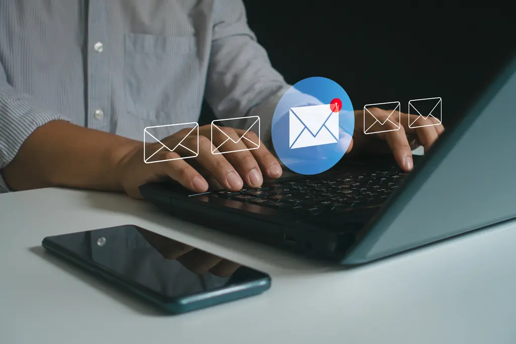 Règles de communication asynchrone pour équipes hybrides de vente et de service