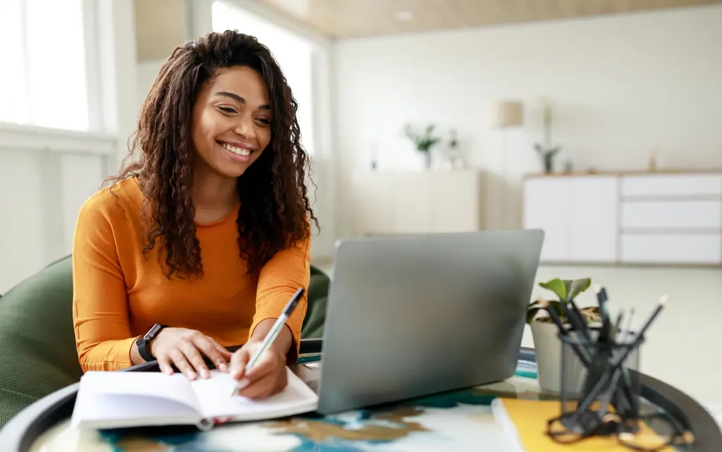 Règles de communication asynchrone pour équipes hybrides de vente et de service